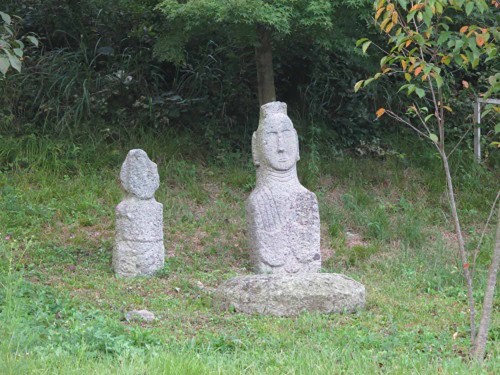 Two of the many statues at Unjusa