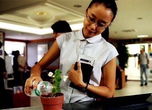 Jeon Do-yeon in I Wish I Had a Wife - in the Hanmi banking hall