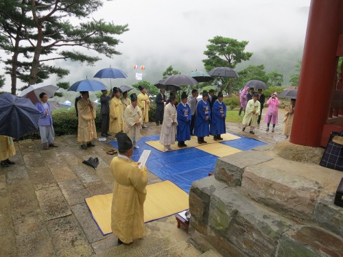 Low cloud shrouds the slopes of Wangsan