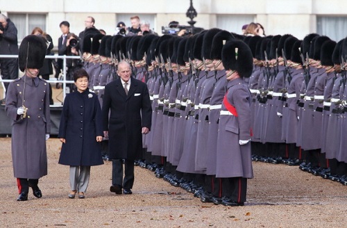 The President inspects the guard of honour in Horseguards Parade with the Duke of Edinburgh (photo: Blue House)