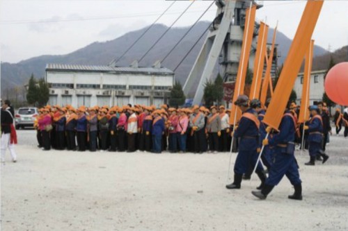 Youngin Hong: Miners Orange (2009)