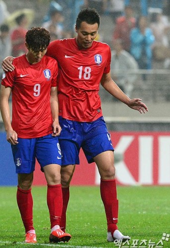 The 6 ft 5 in Kim Shin-wook (right) with Son Heung-min