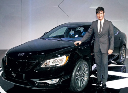 Lee Byung-hun promoting the Kia K7 at an event in October 2009 (source: Chosun Ilbo)
