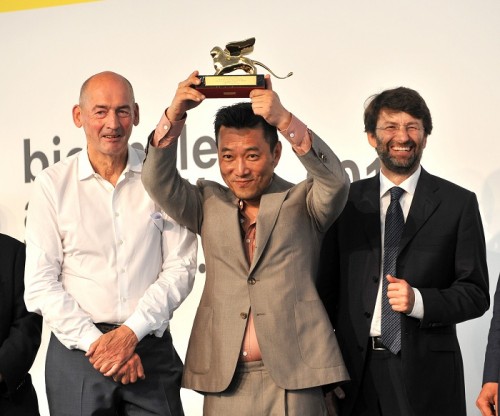 Cho Minsuk holds up the Golden Lion