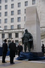 Foreign Minister Yun Byung-se and the Duke of Gloucester stand in front of the memorial