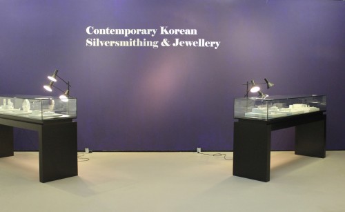 Featured image for post: Exhibition visit: Contemporary Korean Silversmithing and Jewellery at the KCC