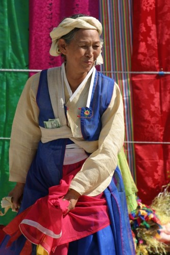 Kim Geum-hwa performs a Hwanghae Province long-life gut