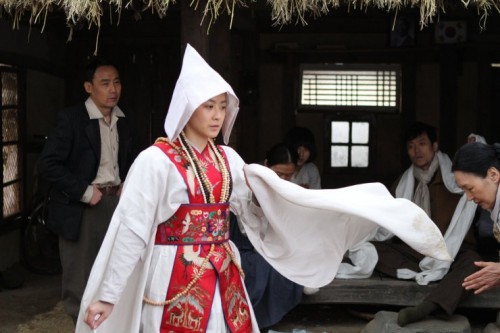 Kim Geum-hwa (here played by Ryoo Hyeon-kyeong) risks her life by performing a gut during the Korean War