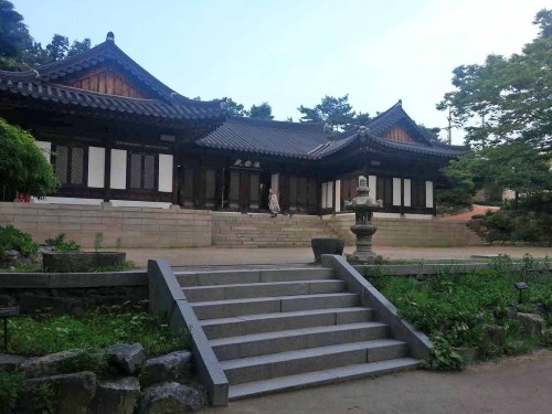 Hurrying to evening prayer in the Geukrakjeon