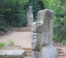 Some of the better-preserved statues on Choansan