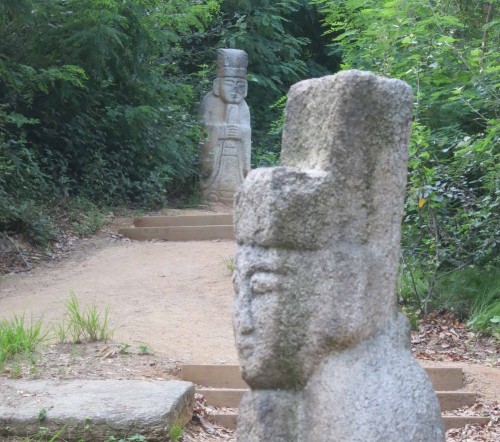 Some of the better-preserved statues on Choansan