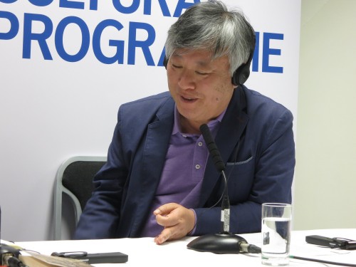 Yi Mun-yol answers questions on 9 April