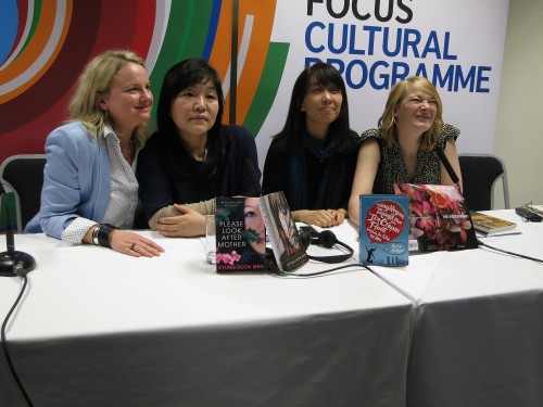 Shin Kyung-sook (centre left) with Han Kang (centre right)
