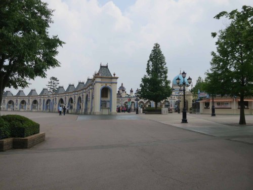 The entrance to Everland Theme Park