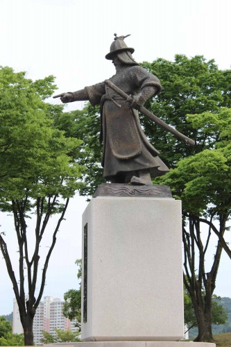 The statue of General Kim Si-min inside Jinju Fortress