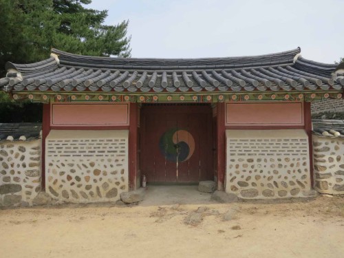 The entrance to the Cheongryangdang shrine