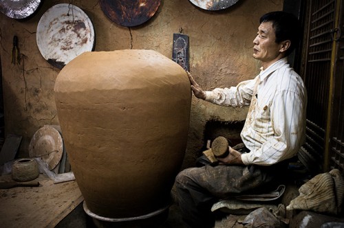 Lee Kang-hyo at work