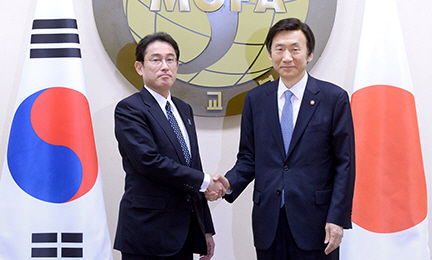 Yun Byung-se and Fumio Kishida