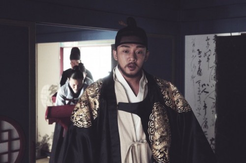 Do that robe up properly! 