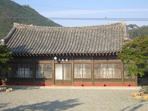 One of the outbuildings of Yun Du-seo's house