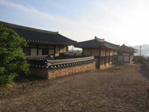 The back of Yun Du-seo's house