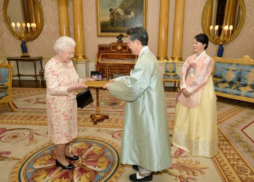 HE Ambassador Hwang Joonkook presents his credentials to HM The Queen