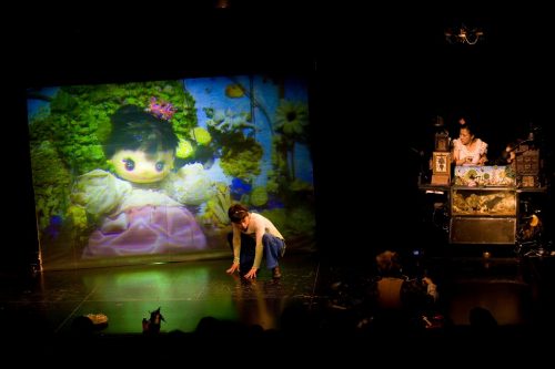 Puppetry, projection and live action combined. Neat. 