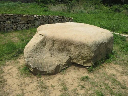 The turtle-shaped rock (귀암) in front of the Nakseojae