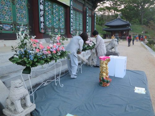 5:50am: Laying out the flowers