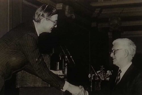 Min Pyung-gal receiving the Veitch Memorial Medal in 1989