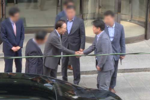 Director Choi Seung-ho manages to catch the ex-president briefly
