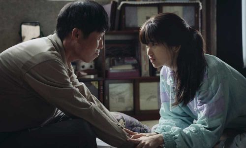 Byung-yong (Yoo Hae-jin) tries to persuade his niece Yeon-hee (Kim Tae-ri) to smuggle another message through the security checkpoint