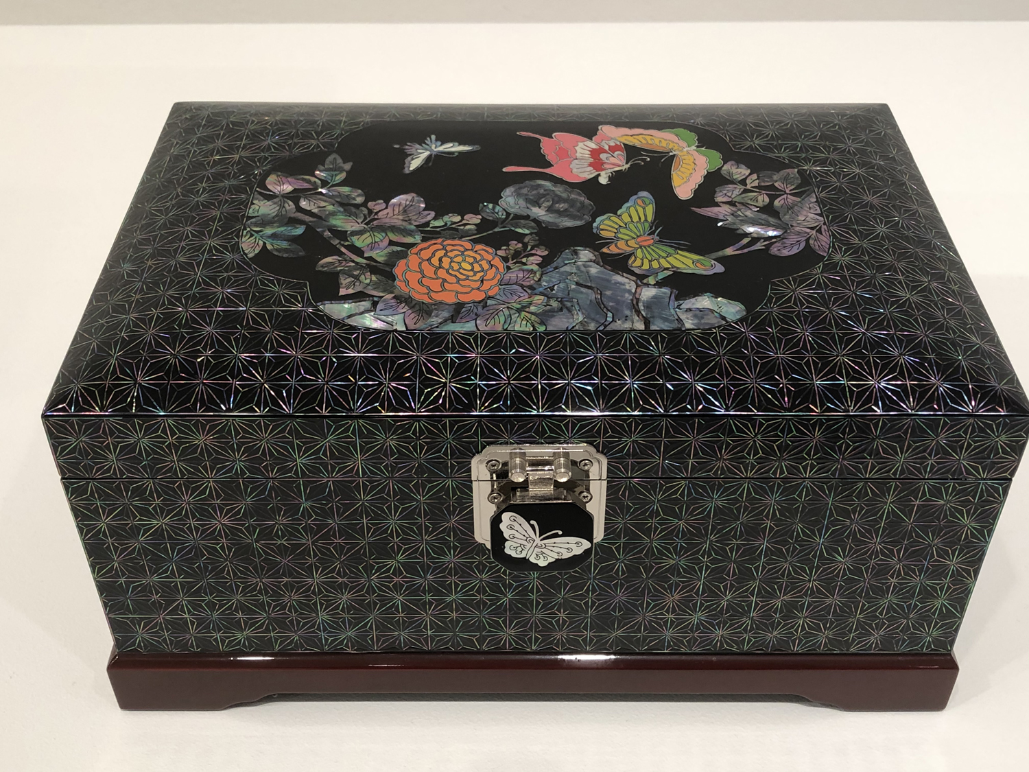 Im Chong-hue: peony and chrysanthemum Najeon jewel box