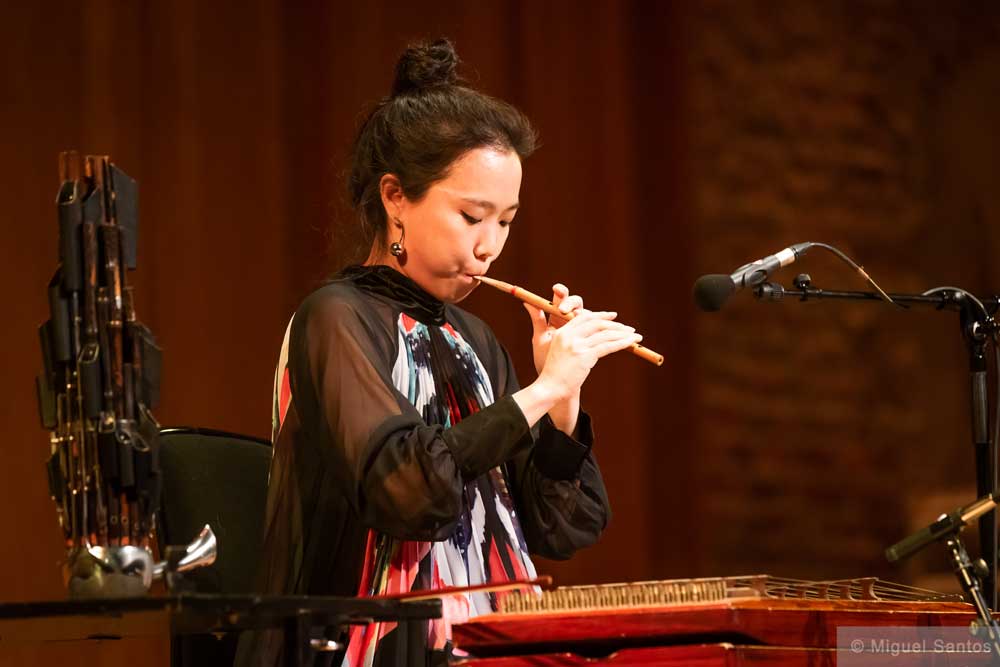 Park Jiha plays piri