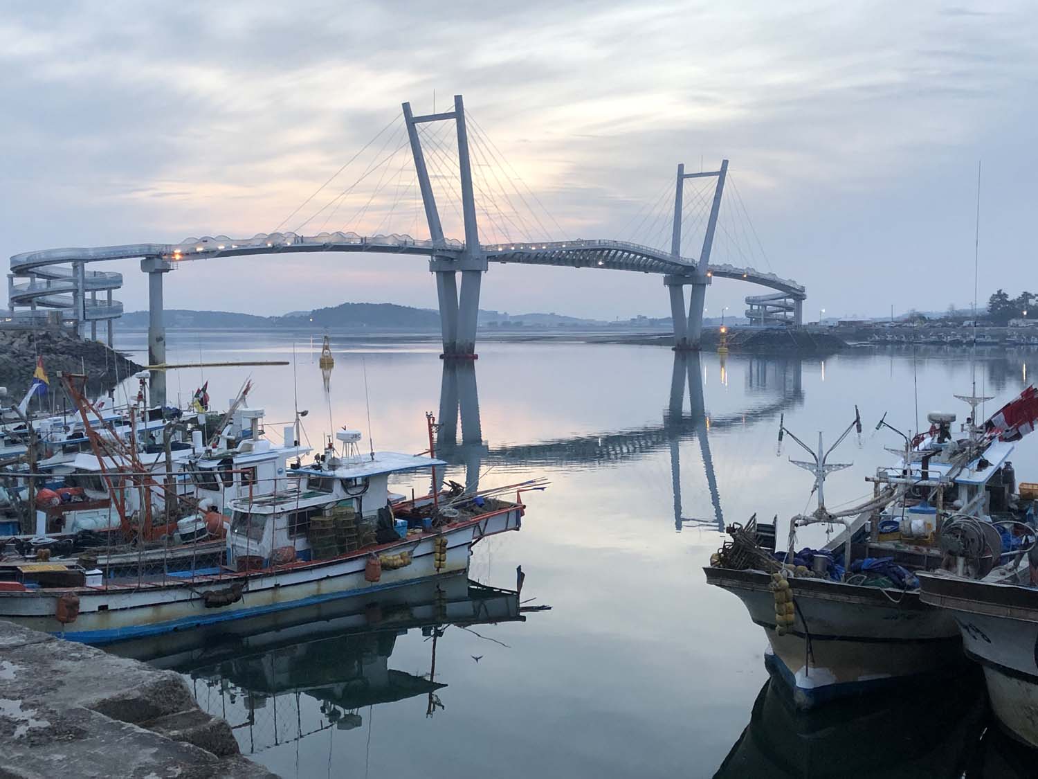 The foot and cycle bridge joining Anmyeondo to the mainland