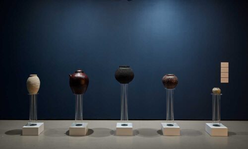 Jiseung vases by Moon Yeon-hi (left) and Kim Keum-ja (centre)("Karma"); three jiho vases by Kim Weon-ja (photo: KCCUK)