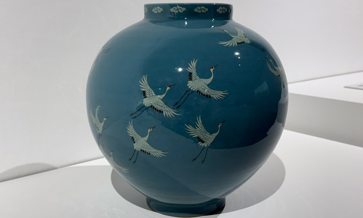 Seyeon Cho: Moon-shaped celadon jar with crane motif